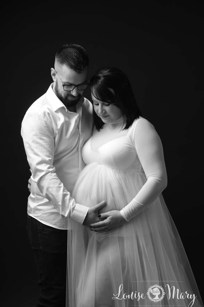 Photo de grossesse couple en studio